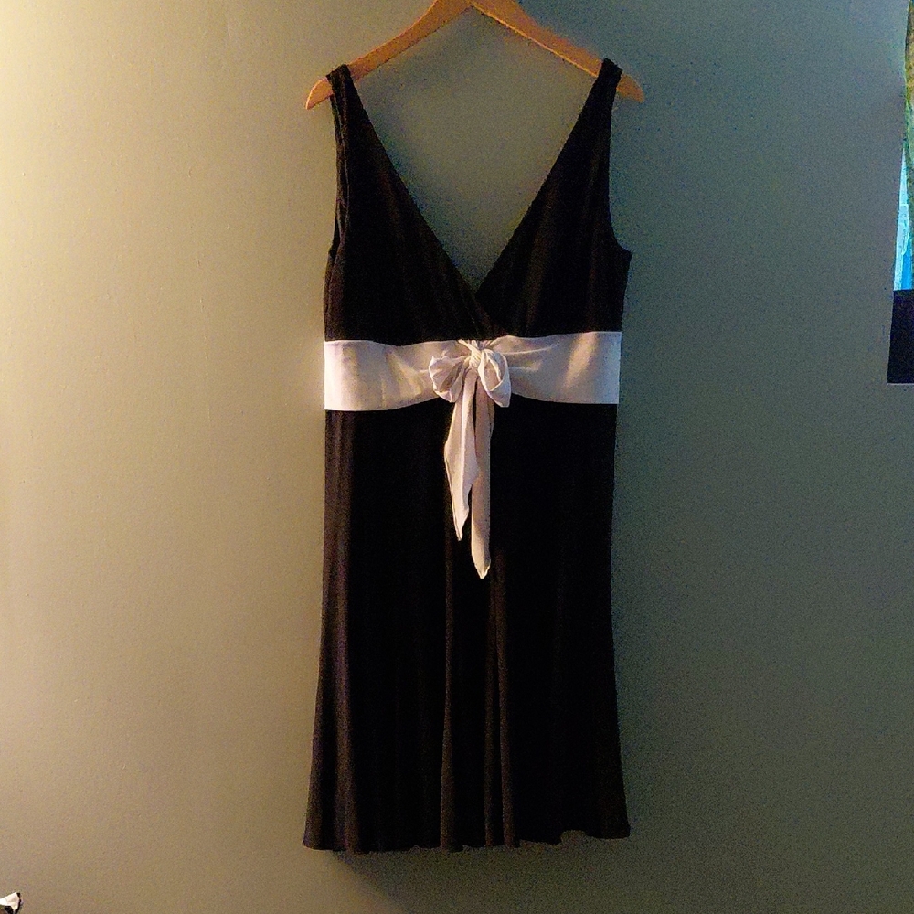 Frank Lyman Design Black V-Neck Dress with White Waist Tie